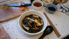 茎わかめの塩抜きから丁寧に—人参と油揚げの煮物が翌日さらにおいしくなる作り置きレシピ